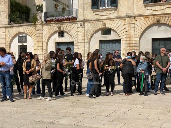 L’ultimo straziante saluto a Luna, ballerine e fiori bianchi nel Duomo di Lecce - Corriere Salentino