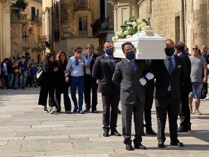 L’ultimo straziante saluto a Luna, ballerine e fiori bianchi nel Duomo di Lecce - Corriere Salentino