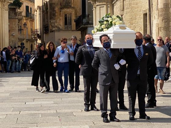 L’ultimo straziante saluto a Luna, ballerine e fiori bianchi nel Duomo di Lecce - Corriere Salentino