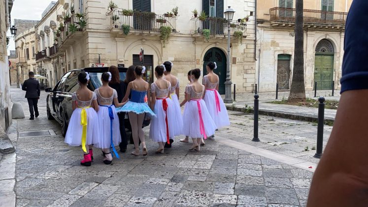 L’ultimo straziante saluto a Luna, ballerine e fiori bianchi nel Duomo di Lecce - Corriere Salentino