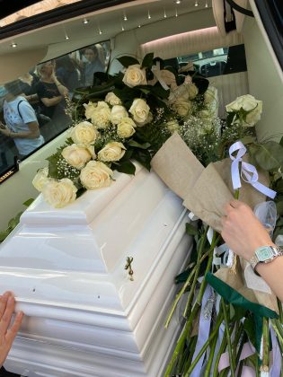 L’ultimo straziante saluto a Luna, ballerine e fiori bianchi nel Duomo di Lecce - Corriere Salentino