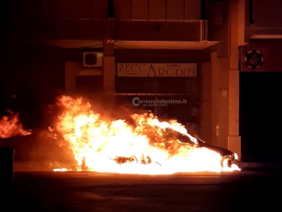 Notte di fuoco nel Salento, bruciano quattro auto in mezz'ora: tre vetture in fiamme nella Grecìa Salentina - Corriere Salentino