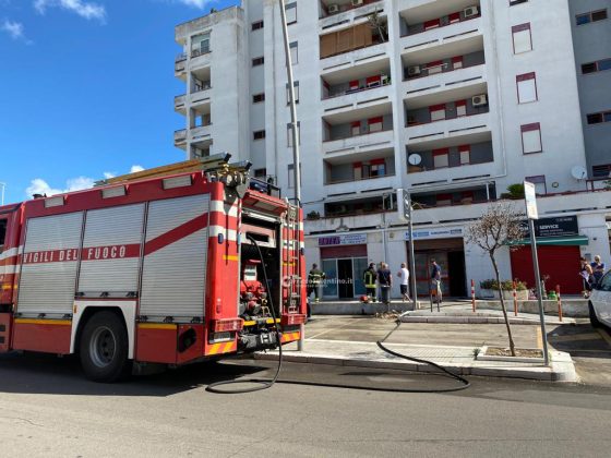 Dal cortocircuito si scatenano le fiamme nel negozio: in fumo alcuni elettrodomestici - Corriere Salentino