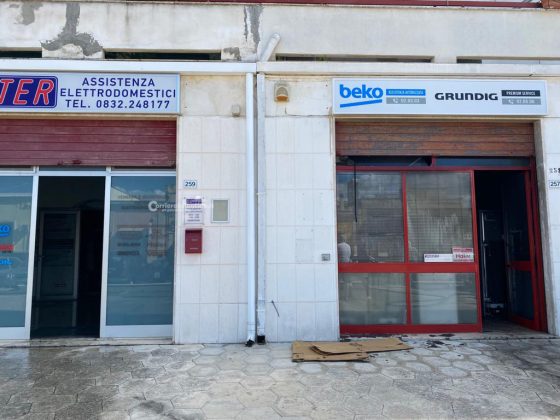 Dal cortocircuito si scatenano le fiamme nel negozio: in fumo alcuni elettrodomestici - Corriere Salentino