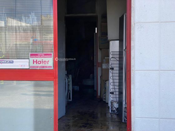 Dal cortocircuito si scatenano le fiamme nel negozio: in fumo alcuni elettrodomestici - Corriere Salentino