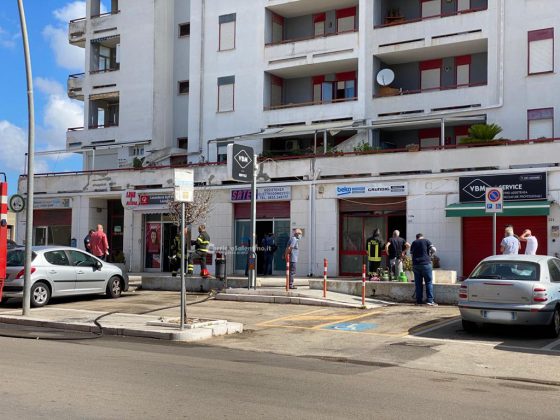 Dal cortocircuito si scatenano le fiamme nel negozio: in fumo alcuni elettrodomestici - Corriere Salentino