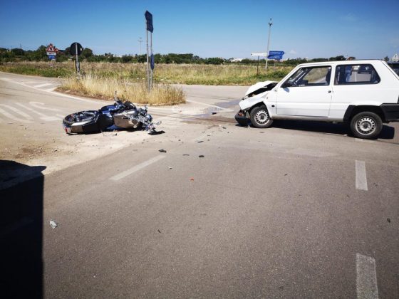 Violento scontro tra auto e moto sulla provinciale: centauro in codice rosso al "Fazzi" - Corriere Salentino