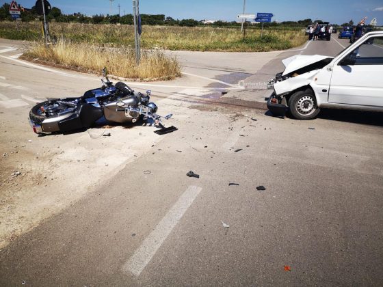 Violento scontro tra auto e moto sulla provinciale: centauro in codice rosso al "Fazzi" - Corriere Salentino