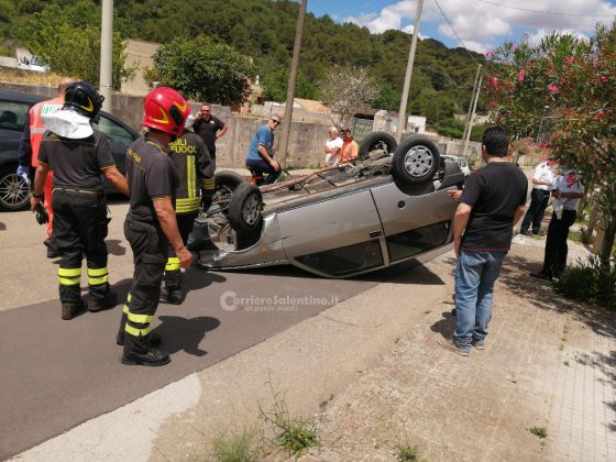 Urta due auto e si ribalta vicino al cimitero, anziana resta incastrata nell'auto capovolta: corsa in ospedale - Corriere Salentino