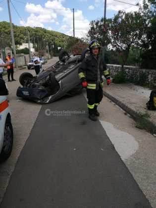 Urta due auto e si ribalta vicino al cimitero, anziana resta incastrata nell'auto capovolta: corsa in ospedale - Corriere Salentino