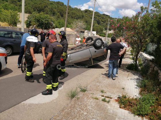 Urta due auto e si ribalta vicino al cimitero, anziana resta incastrata nell'auto capovolta: corsa in ospedale - Corriere Salentino