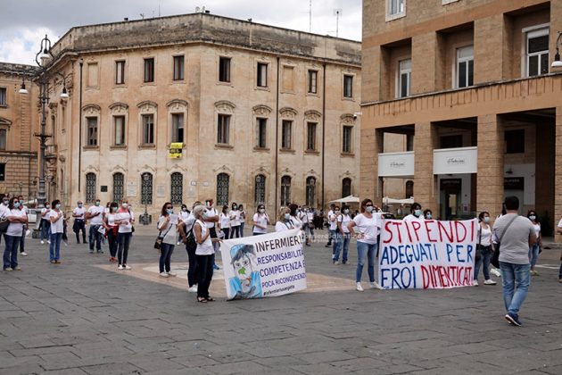 Infermieri “eroi” nella lotta contro il covid, ora chiedono rispetto dei diritti lavorativi: il flash mob - Corriere Salentino
