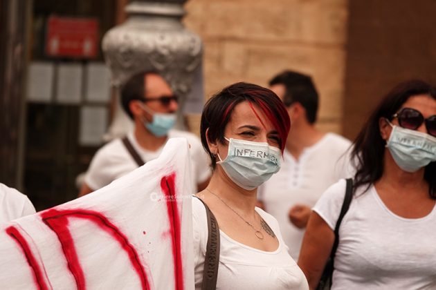 Infermieri “eroi” nella lotta contro il covid, ora chiedono rispetto dei diritti lavorativi: il flash mob - Corriere Salentino