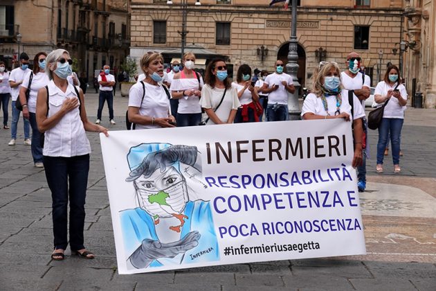 Infermieri “eroi” nella lotta contro il covid, ora chiedono rispetto dei diritti lavorativi: il flash mob - Corriere Salentino