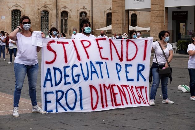 Infermieri “eroi” nella lotta contro il covid, ora chiedono rispetto dei diritti lavorativi: il flash mob - Corriere Salentino