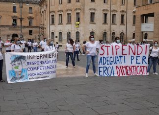 Infermieri “eroi” nella lotta contro il covid, ora chiedono rispetto dei diritti lavorativi: il flash mob