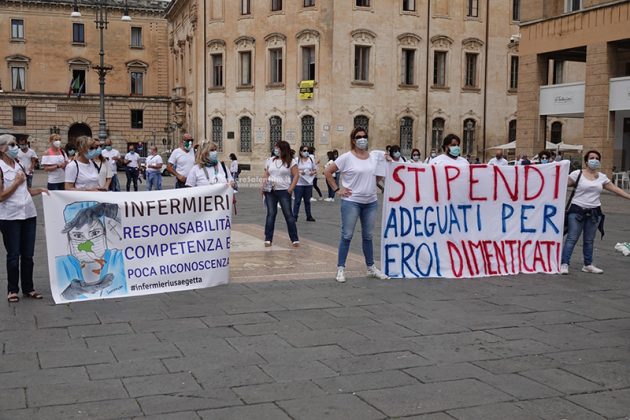 Infermieri “eroi” nella lotta contro il covid, ora chiedono rispetto dei diritti lavorativi: il flash mob - Corriere Salentino
