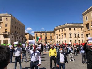 Il centrodestra in piazza per bacchettare il governo. Fitto: “A breve la scelta del candidato” - Corriere Salentino