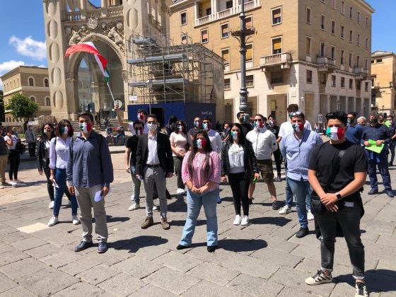 Il centrodestra in piazza per bacchettare il governo. Fitto: “A breve la scelta del candidato” - Corriere Salentino