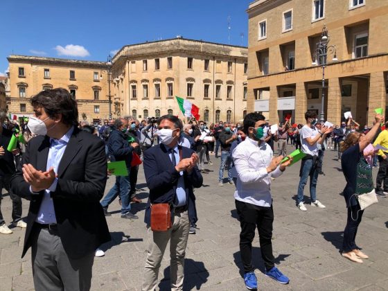 Il centrodestra in piazza per bacchettare il governo. Fitto: “A breve la scelta del candidato” - Corriere Salentino