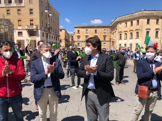 Il centrodestra in piazza per bacchettare il governo. Fitto: “A breve la scelta del candidato” - Corriere Salentino