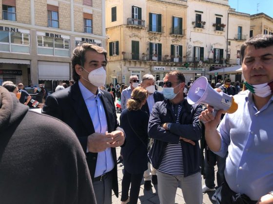 Il centrodestra in piazza per bacchettare il governo. Fitto: “A breve la scelta del candidato” - Corriere Salentino