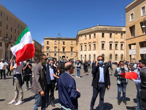 Il centrodestra in piazza per bacchettare il governo. Fitto: “A breve la scelta del candidato” - Corriere Salentino