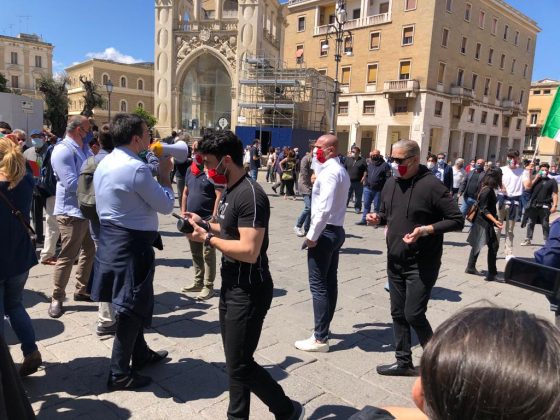 Il centrodestra in piazza per bacchettare il governo. Fitto: “A breve la scelta del candidato” - Corriere Salentino