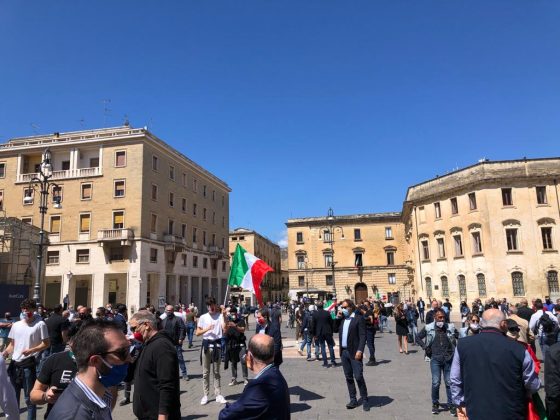 Il centrodestra in piazza per bacchettare il governo. Fitto: “A breve la scelta del candidato” - Corriere Salentino