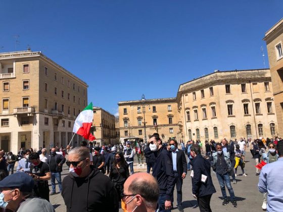 Il centrodestra in piazza per bacchettare il governo. Fitto: “A breve la scelta del candidato” - Corriere Salentino