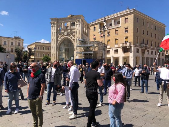 Il centrodestra in piazza per bacchettare il governo. Fitto: “A breve la scelta del candidato” - Corriere Salentino