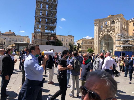 Il centrodestra in piazza per bacchettare il governo. Fitto: “A breve la scelta del candidato” - Corriere Salentino