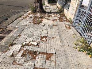 Marciapiedi devastati da anni in viale G.Rossini. Delli Noci rassicura: “Nuovi interventi a breve” - Corriere Salentino