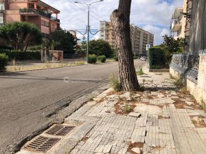 Marciapiedi devastati da anni in viale G.Rossini. Delli Noci rassicura: “Nuovi interventi a breve” - Corriere Salentino
