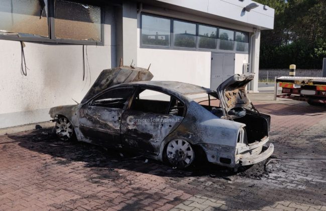 Raid contro l'auto di un vigile, la vittima: "Da tempo tutto tranquillo, forse legato a vecchi fatti" - Corriere Salentino