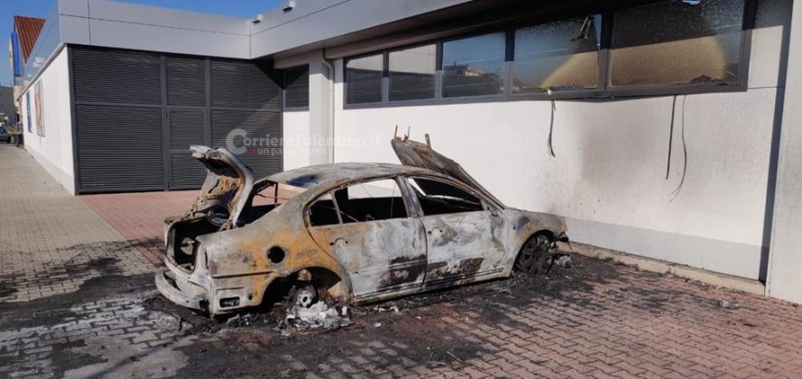 Raid contro l'auto di un vigile, la vittima: "Da tempo tutto tranquillo, forse legato a vecchi fatti" - Corriere Salentino