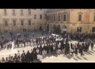 L’ultimo straziante saluto a Luna, ballerine e fiori bianchi nel Duomo di Lecce