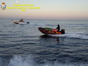 Gommone carico di droga diretto in Salento: sequestro da 3 milioni di euro. Arrestati scafisti - Corriere Salentino