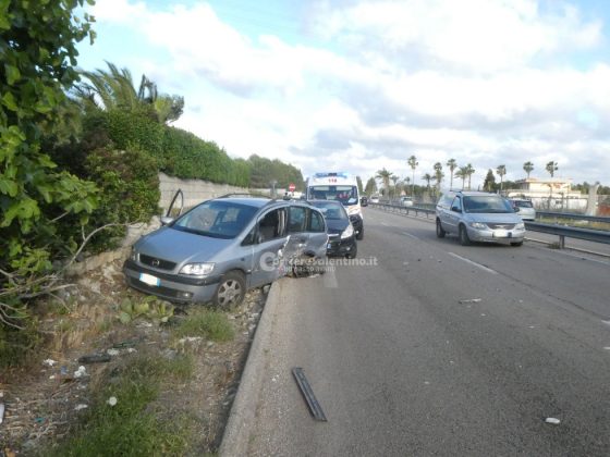 Paura sulla statale: scontro tra auto. Due feriti in ospedale, non sono gravi - Corriere Salentino