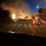 Paura sul lungomare: si scatena incendio nella pineta. A rischio case e auto - Corriere Salentino