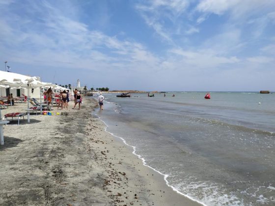 Stranezze estive nel Salento: turisti in mare con la macchina per un giro con la moto d’acqua - Corriere Salentino