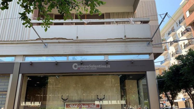 Attimi di paura in pieno centro, "piovono" calcinacci in via Zanardelli: nessun ferito - Corriere Salentino