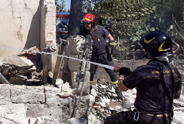 Prima le fiamme poi il boato: crollano due casolari nelle campagne. Nessun ferito - Corriere Salentino