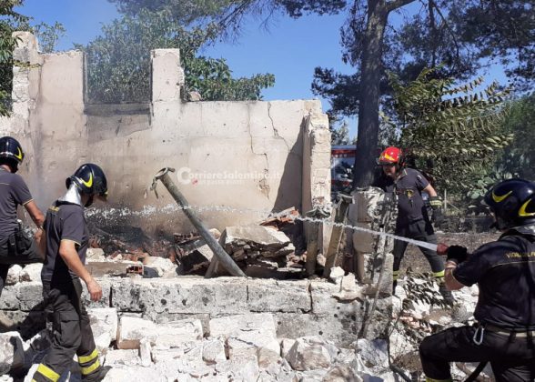Prima le fiamme poi il boato: crollano due casolari nelle campagne. Nessun ferito - Corriere Salentino