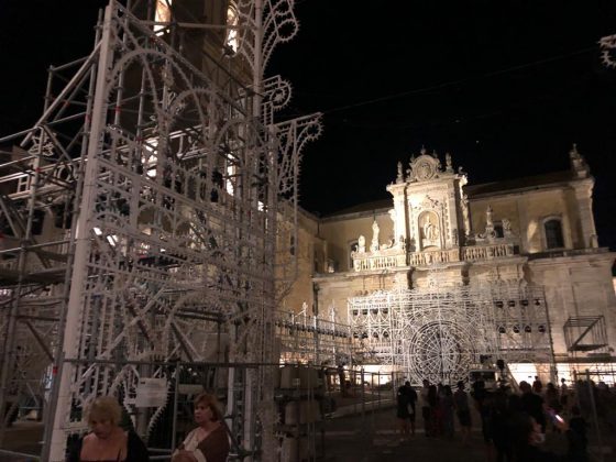 Dior a Lecce. Sfilata a porte chiuse e polemiche sui social per le luminarie - Corriere Salentino