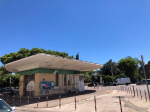 Gli anni passano e la Stazione AGIP è diventata rifugio dei senza tetto, vandalizzata e senza più posti auto - Corriere Salentino