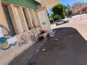 Gli anni passano e la Stazione AGIP è diventata rifugio dei senza tetto, vandalizzata e senza più posti auto - Corriere Salentino