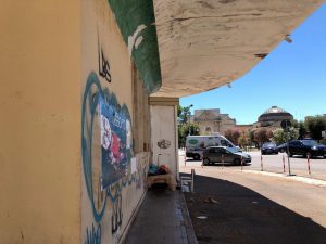 Gli anni passano e la Stazione AGIP è diventata rifugio dei senza tetto, vandalizzata e senza più posti auto - Corriere Salentino