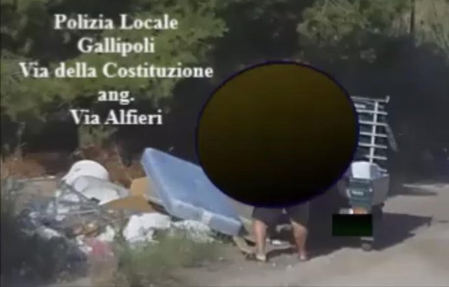 Fototrappole in azione a Gallipoli, sanzionati sei sporcaccioni. Minerva: “C’è chi predica bene e razzola male” - Corriere Salentino