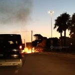 Paura sul lungomare: si scatena incendio nella pineta. A rischio case e auto - Corriere Salentino